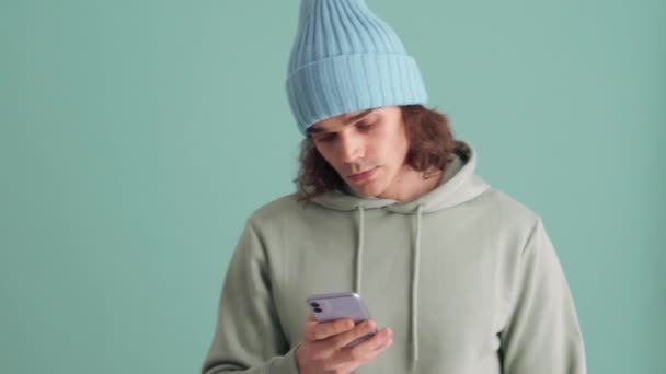 Laughing Man Blue Hat Texting Phone Blue Studio — Stok video