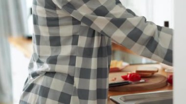 Domatesleri evde kesen kadının yakın çekim görüntüsü