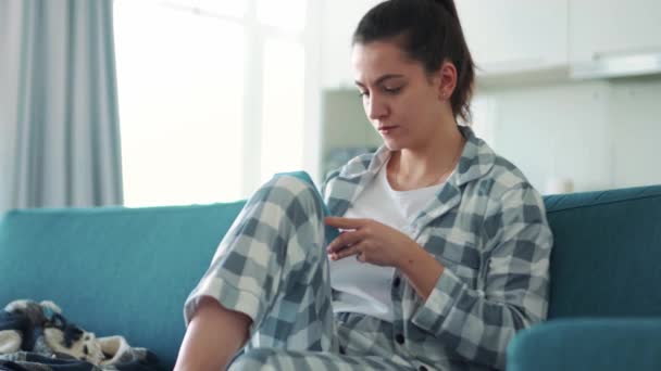 Femme Sérieuse Regardant Vers Côté Textos Par Téléphone Maison — Video