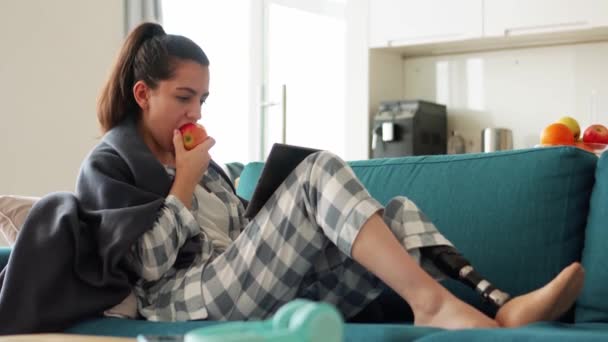 Przystojna Kobieta Sztuczną Bioniczną Protezą Nóg Pisząca Tabletki Jedząca Jabłka — Wideo stockowe
