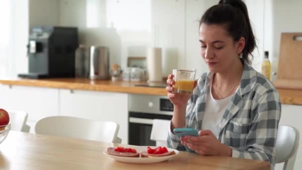 Positieve Vrouw Ontbijten Sms Telefoon Keuken — Stockvideo