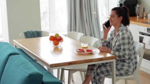 Mujer Positiva Hablando Por Teléfono Desayuno Cocina — Vídeo de stock