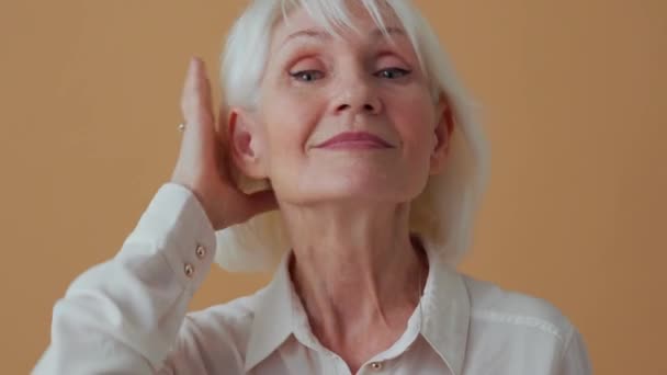 Позитивная Зрелая Женщина Белой Рубашке Исправляющая Свое Появление Перед Камерой — стоковое видео