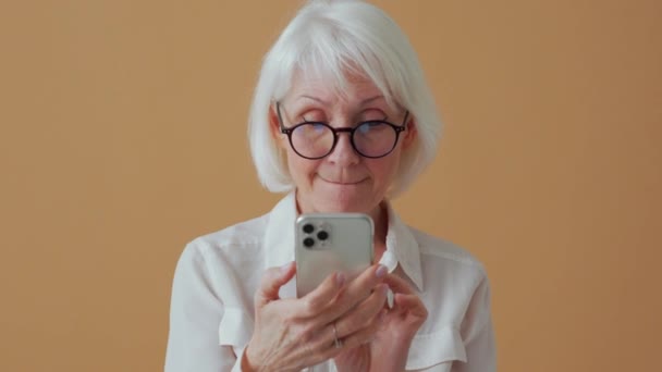 Mulher Madura Emocional Camisa Branca Mensagens Texto Por Telefone Estúdio — Vídeo de Stock