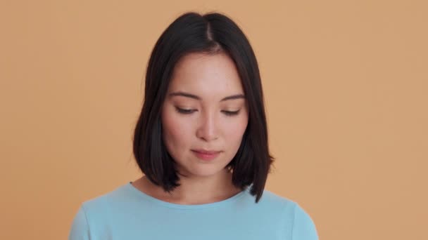 Mulher Feliz Camiseta Azul Olhando Para Câmera Estúdio Bege — Vídeo de Stock