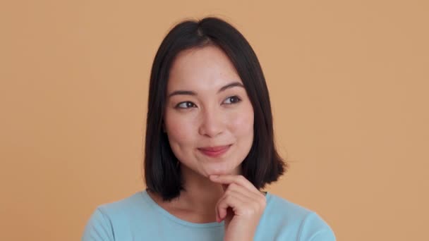 Mujer Positiva Meditativa Camiseta Azul Dando Respuesta Positiva Estudio Beige — Vídeo de stock