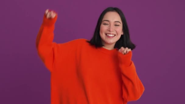 Femme Heureuse Pull Rouge Dansant Dans Studio Violet — Video