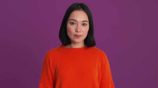 Kırmızı Kazaklı Kadın Mor Stüdyoda Çırpıyor — Stok video