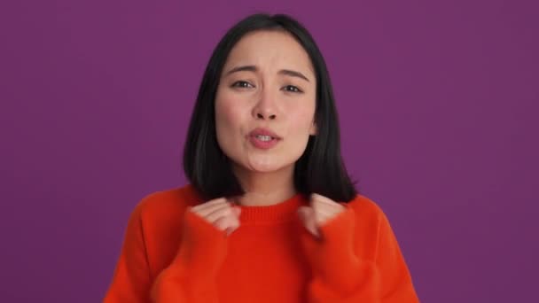 Счастливая Женщина Красном Свитере Хлопает Ладоши Фиолетовой Студии — стоковое видео