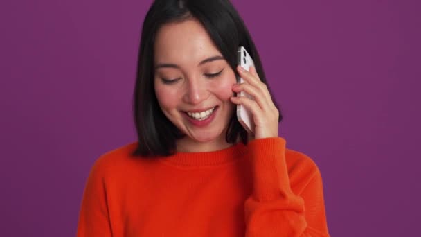 Rindo Mulher Camisola Vermelha Falando Telefone Estúdio Roxo — Vídeo de Stock