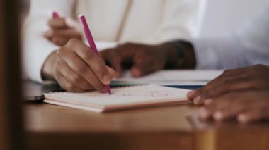 Afrikalı kadın elleri evdeki kağıda çiçek çiziyor.