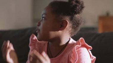 Küçük Afrikalı kız evde konuşuyor ve bağırıyor.