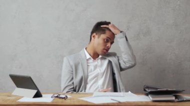 Kendine güvenen Hintli işadamı, ofisinde saç stilini düzeltiyor.