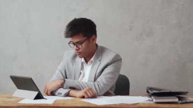 Ciddi Hintli işadamı ofiste video görüşmesiyle konuşuyor.