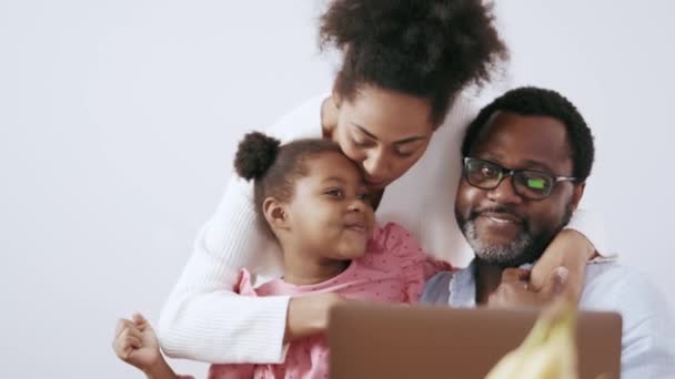Χαμογελώντας Αφρικανική Οικογένεια Κοιτάζοντας Φορητό Υπολογιστή Στο Σπίτι — Αρχείο Βίντεο