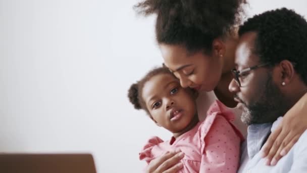 Pewni Siebie Afrykańscy Rodzice Rozmawiają Swoją Córką Domu — Wideo stockowe