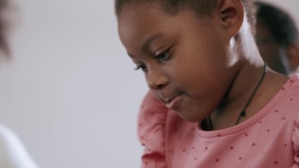 Gelukkig Afrikaans Meisje Praten Schilderen Iets Thuis — Stockvideo