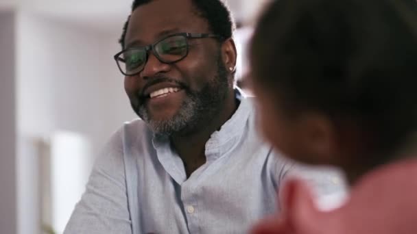 Homem Africano Alegre Com Óculos Falando Olhando Para Sua Filha — Vídeo de Stock