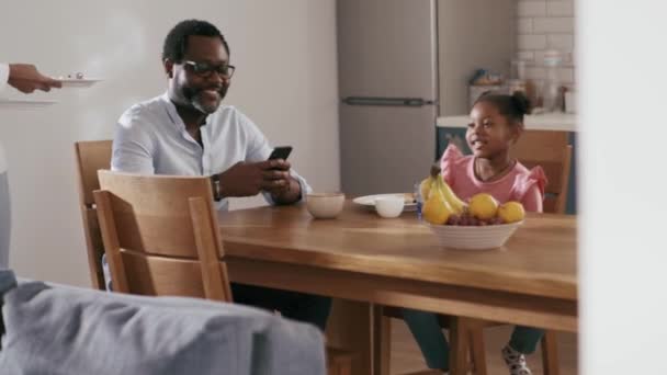 Afrikanischer Vater Und Seine Tochter Jubeln Nach Dem Frühstück Während — Stockvideo