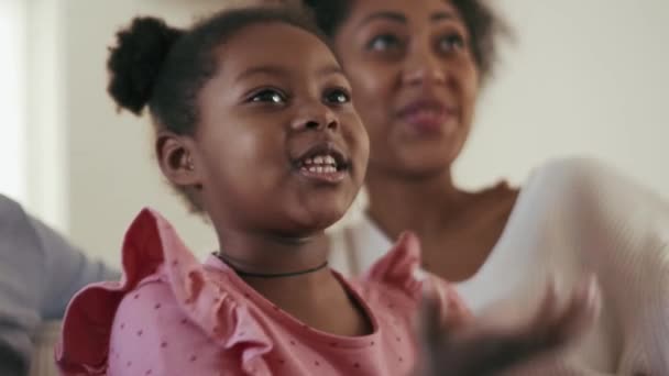 Feliz Niña Africana Hablando Con Mamá Viendo Televisión Casa — Vídeos de Stock