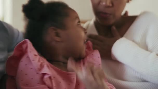 Positivamente Sorprendida Niña Africana Hablando Con Mamá Viendo Televisión Casa — Vídeos de Stock