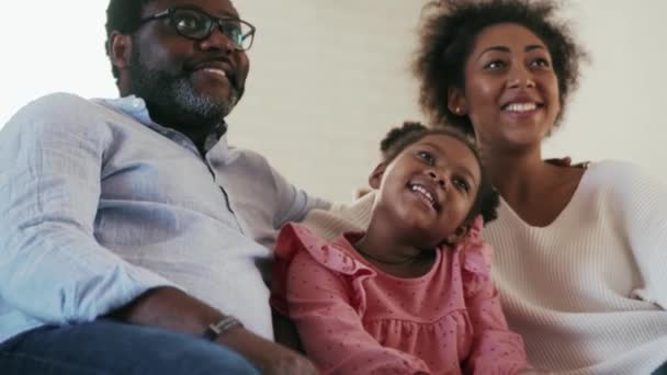 Γελώντας Αφρικανική Οικογένεια Βλέποντας Τηλεόραση Και Μιλώντας Στο Σπίτι — Αρχείο Βίντεο