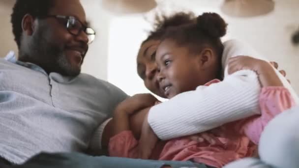 可爱的非洲家庭看电视 拥抱在家里 — 图库视频影像