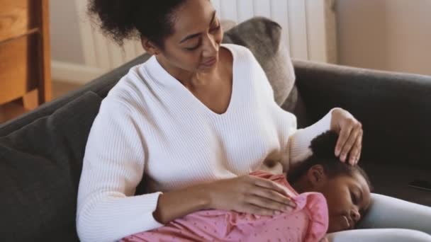 Afrikanisches Mädchen Schlief Hause Auf Den Beinen Ihrer Mutter Ein — Stockvideo