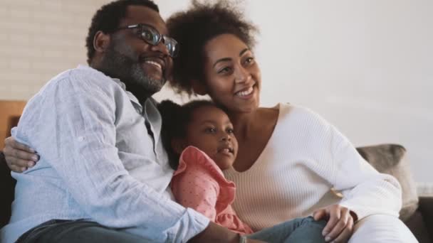 Hermosa Familia Africana Viendo Televisión Abrazándose Casa — Vídeos de Stock