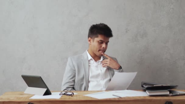 Homem Negócios Indiano Concentrado Lendo Documento Papel Escritório — Vídeo de Stock