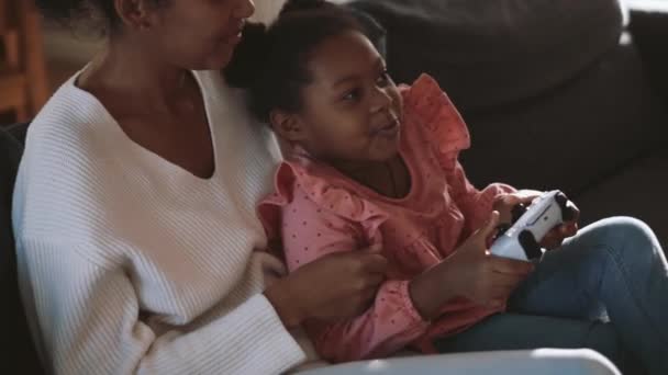 Positivo Giovane Ragazza Africana Giocare Con Gamepad Con Madre Casa — Video Stock