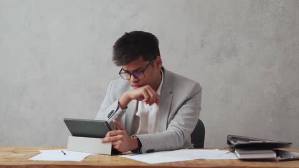 Сконцентрований Індійський Бізнесмен Працює Планшеті Офісі — стокове відео