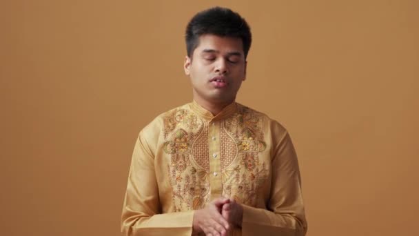 Uttråkad Indian Man Nationell Trasa Sätta Huvudet Ner Orange Studio — Stockvideo