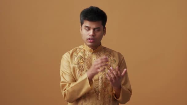 Homem Indiano Positivo Pano Nacional Contando Com Dedos Estúdio Laranja — Vídeo de Stock