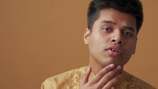 Όμορφος Ινδός Εθνικό Ύφασμα Κοιτάζει Δέρμα Του Στην Κάμερα Στο — Αρχείο Βίντεο