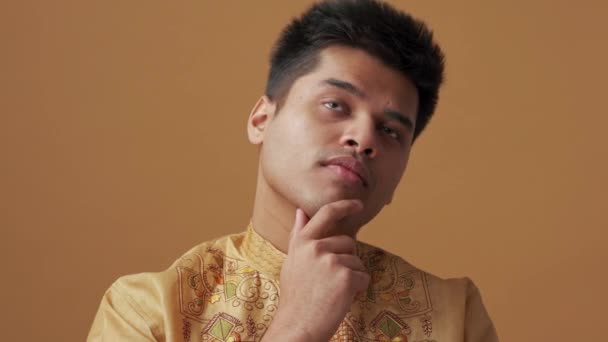 Медитативный Индиец Национальной Одежде Имеющий Идею Оранжевой Студии — стоковое видео