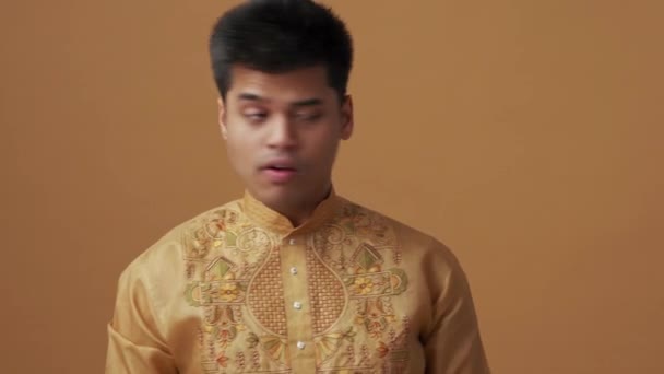 Zelfverzekerde Indiase Man Nationale Kleding Die Zwijgzaam Gebaar Toont Oranje — Stockvideo