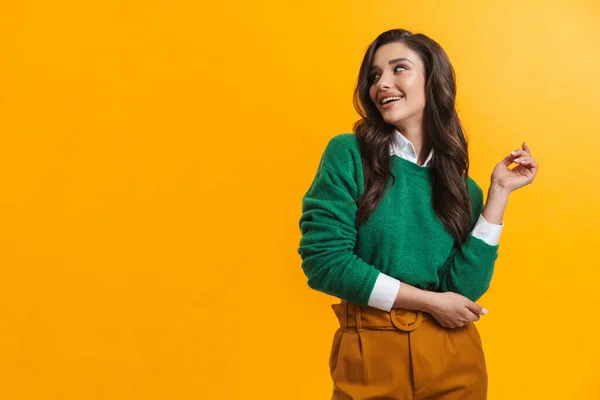 Joven Morena Suéter Sonriendo Mirando Lado Aislado Sobre Fondo Amarillo —  Fotos de Stock