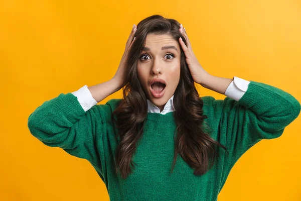 Retrato Una Mujer Casual Conmocionada Pie Sobre Fondo Amarillo Mirando — Foto de Stock