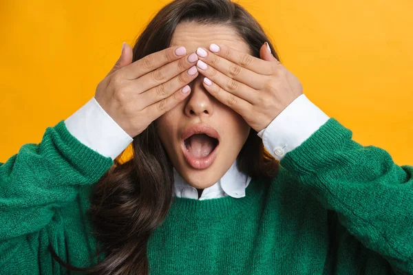 Retrato Uma Jovem Morena Chocada Isolada Fundo Amarelo Cobre Olhos — Fotografia de Stock