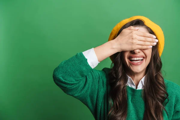 Jong Brunette Vrouw Lachen Het Bedekken Van Haar Ogen Geïsoleerd — Stockfoto