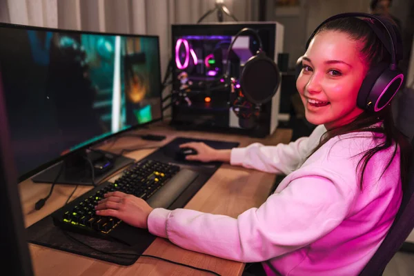 Feliz Joven Mujer Streamer Gamer Los Auriculares Jugando Juegos Línea — Foto de Stock