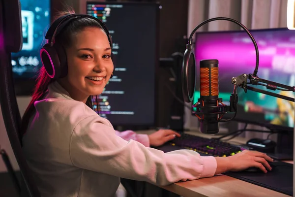 Feliz Joven Mujer Streamer Gamer Los Auriculares Jugando Juegos Línea — Foto de Stock