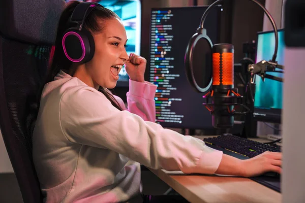Feliz Joven Mujer Streamer Gamer Los Auriculares Jugando Juegos Línea —  Fotos de Stock
