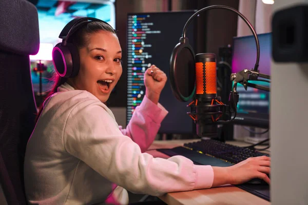 Feliz Joven Mujer Streamer Gamer Los Auriculares Jugando Juegos Línea — Foto de Stock