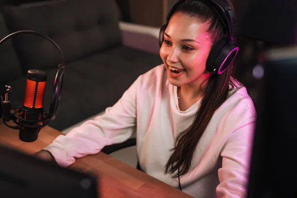 Gelukkig Jonge Vrouw Streamer Gamer Hoofdtelefoon Spelen Van Online Games — Stockfoto