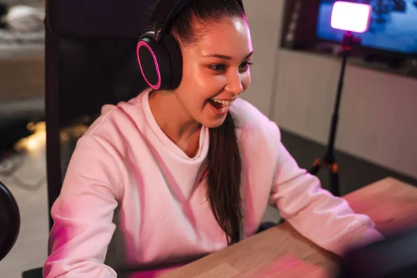 Feliz Joven Mujer Streamer Gamer Los Auriculares Jugando Juegos Línea — Foto de Stock