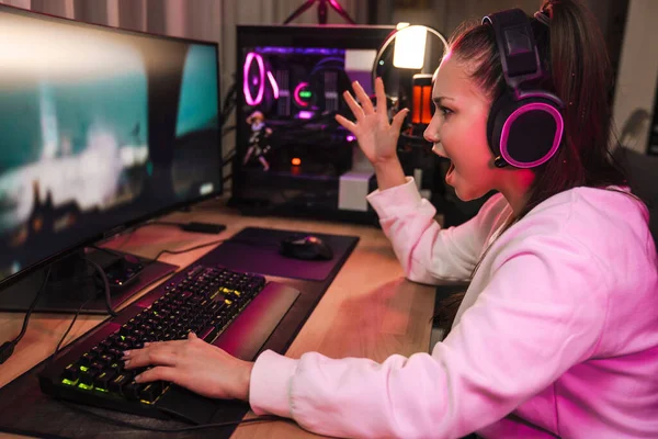 Enojado Joven Jugador Devastado Con Auriculares Perdió Juego Computadora — Foto de Stock