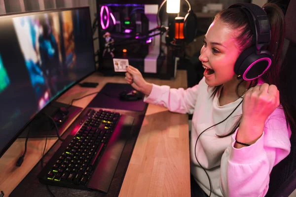 Happy Young Woman Streamer Headphones Holding Credit Card Sitting Computer — Stock Photo, Image