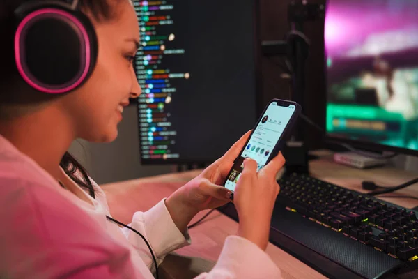 Joven Mujer Feliz Jugador Charlando Teléfono Inteligente Mientras Está Sentado — Foto de Stock